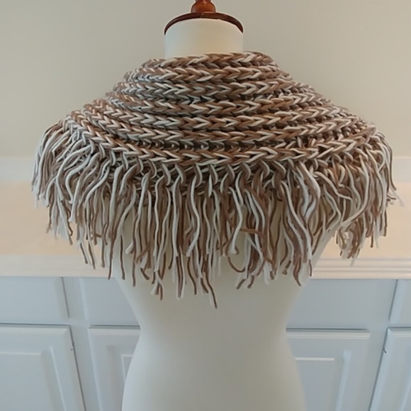 🌺BEIGE & WHITE KNIT SCARF WITH BUTTONS & FRINGE - Picture 4 of 4